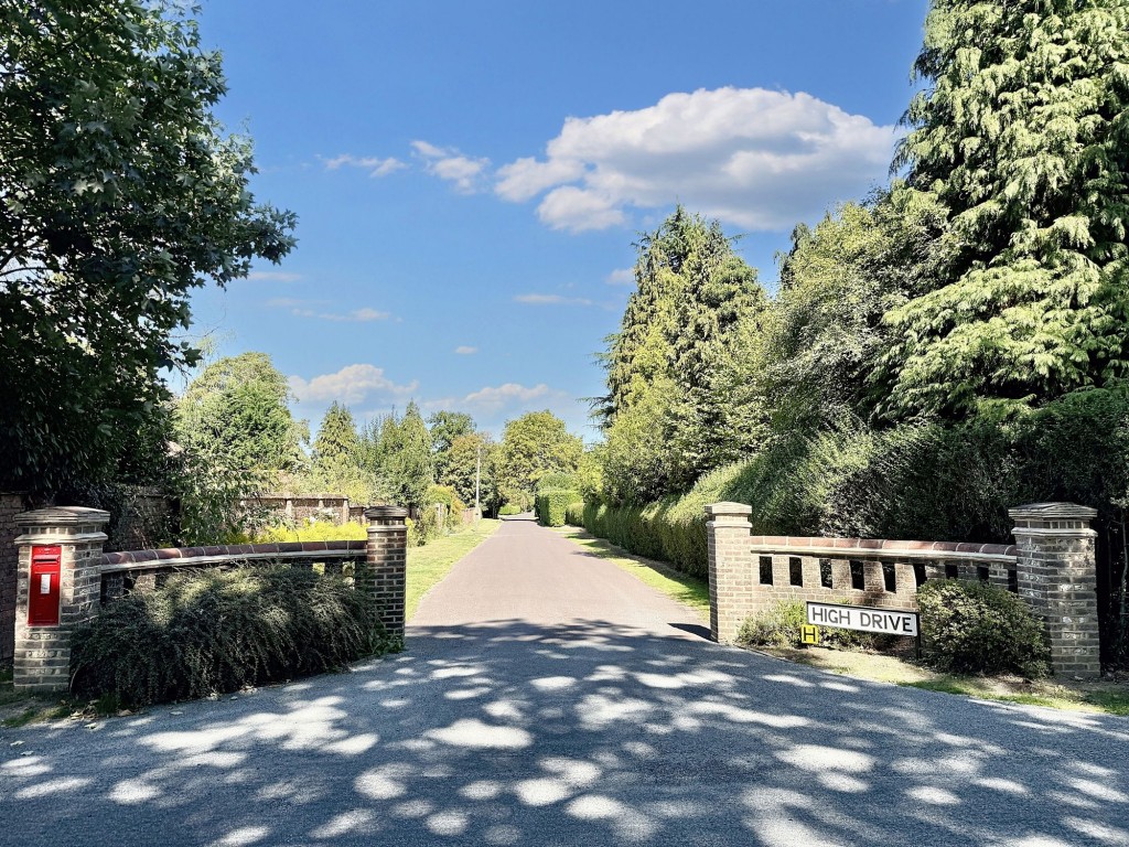 Images for High Drive, Woldingham, CR3 EAID:4238971326 BID:111a20da-ac98-4726-afab-e685f1b287bd