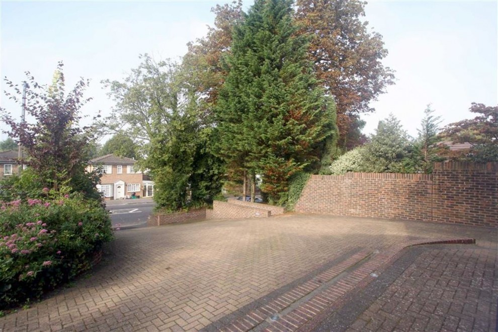 4 bedroom House Detached for sale in Selsdon