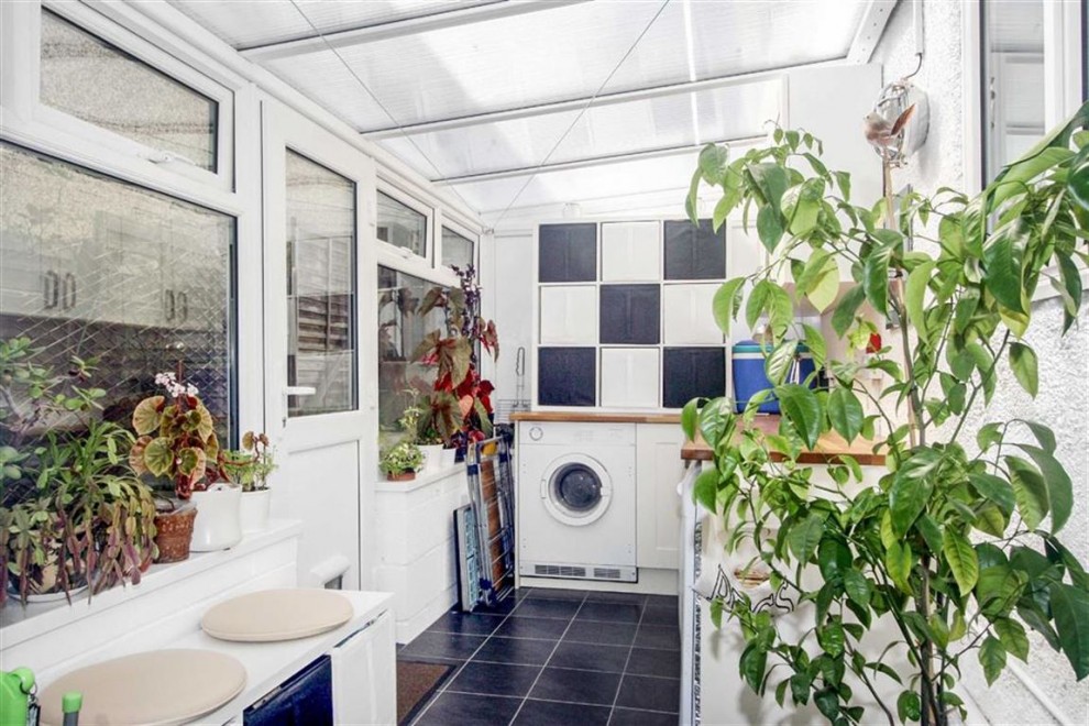 3 bedroom semi detached house for sale in Whyteleafe