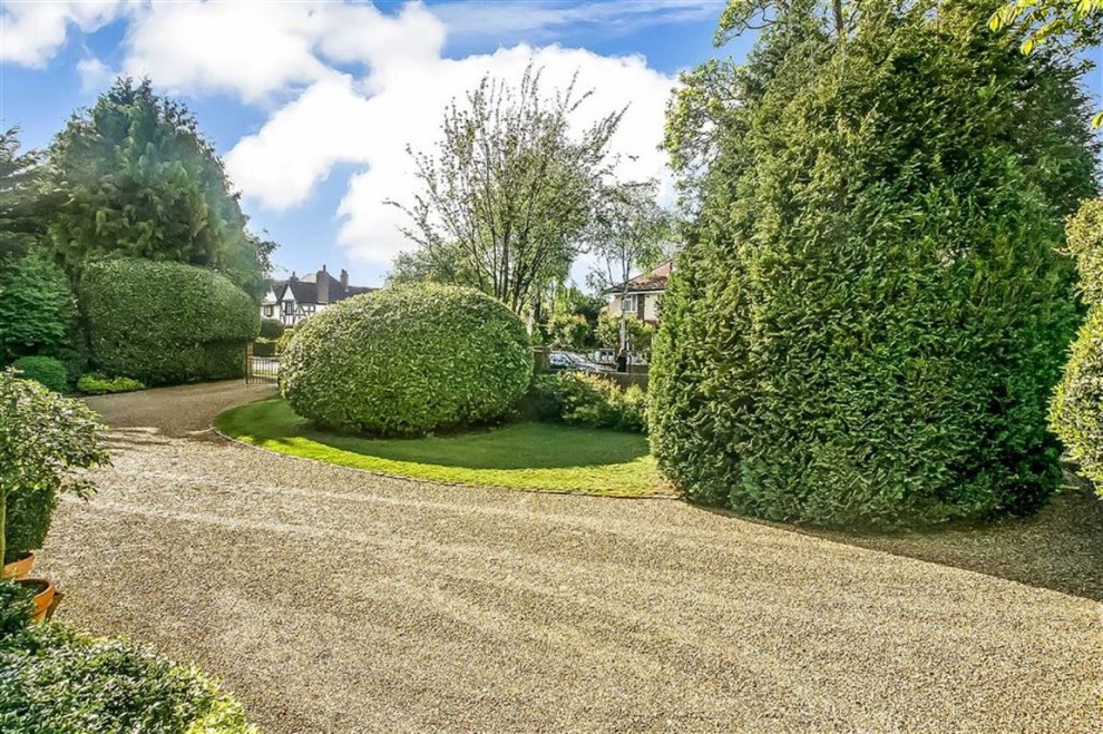 6 bedroom detached house for sale in Purley