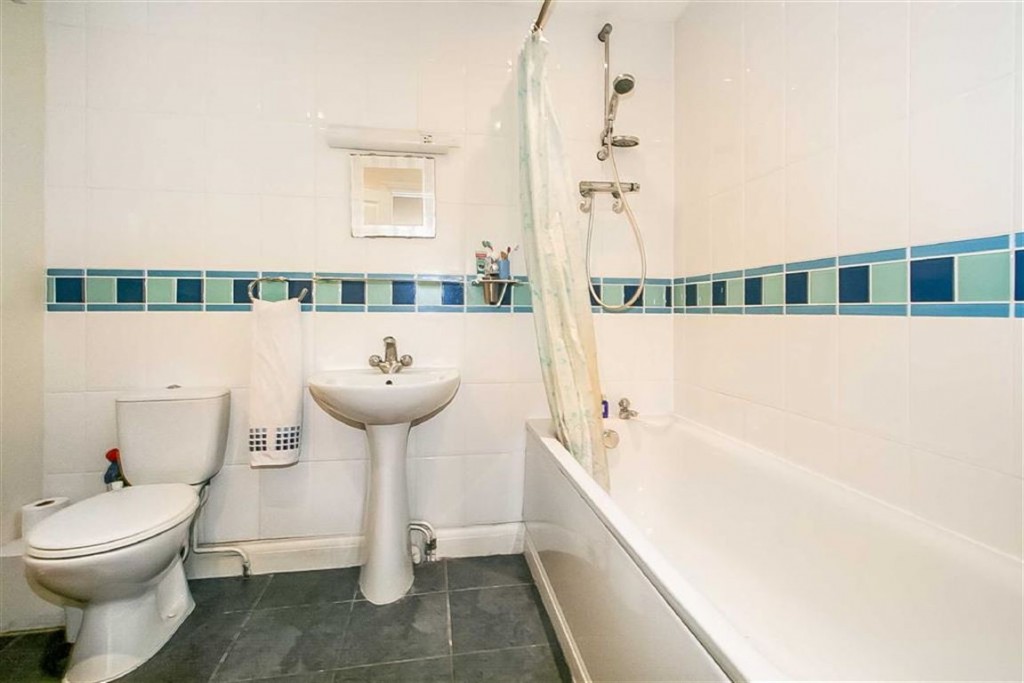 Images for Shirley Avenue, Coulsdon, Surrey EAID:SHINEROCKSPAPI BID:1