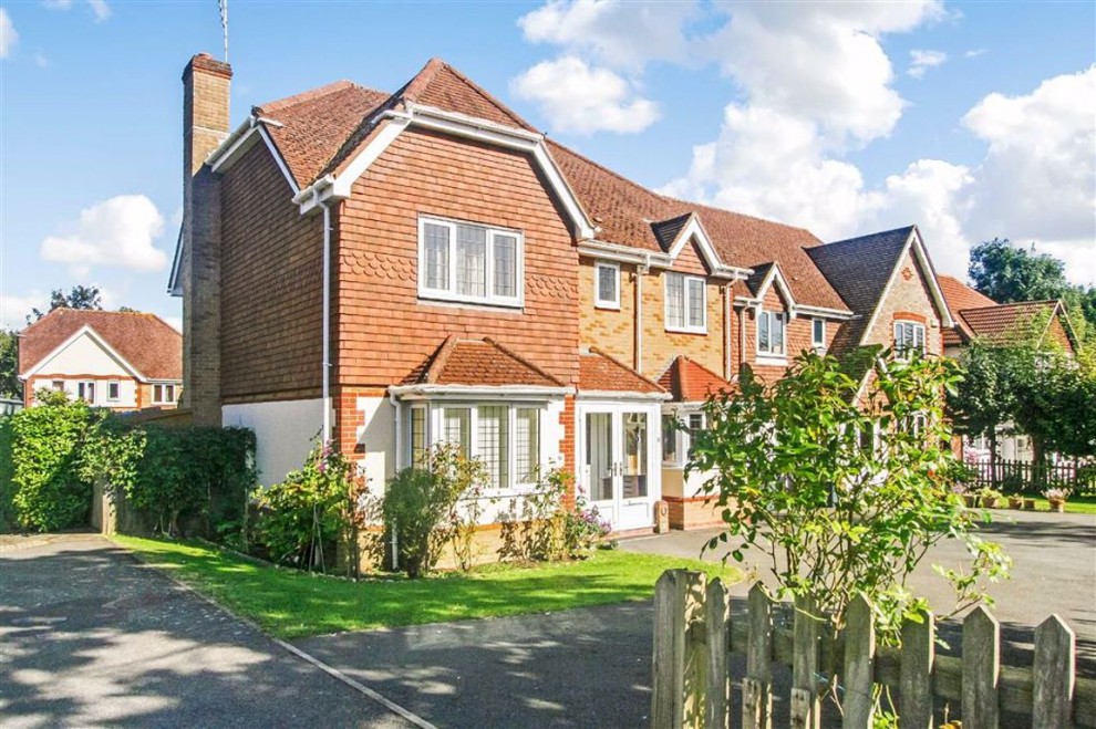4 bedroom detached house for sale in Sanderstead, South Croydon